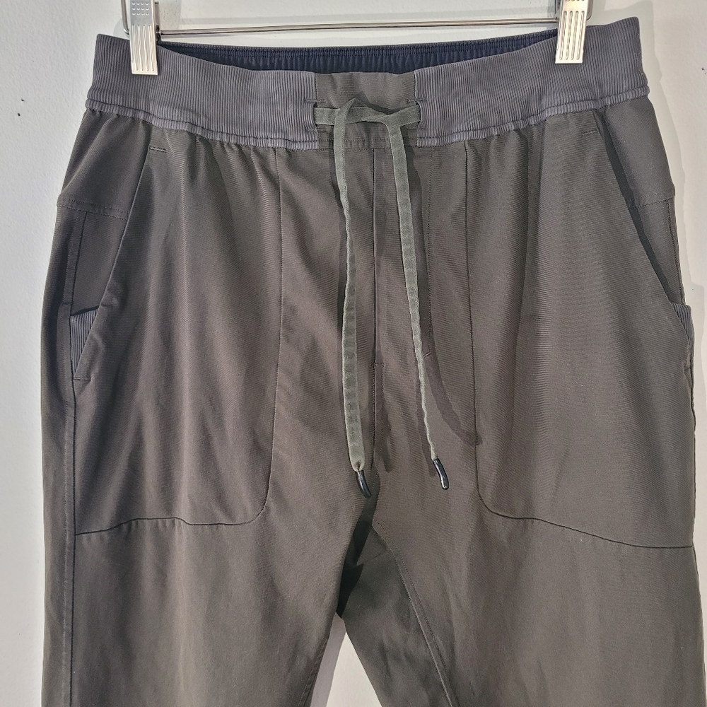 Lululemon ABC Jogger Medium Dark Olive Active Mens Casual Pant Warpstreme - Picture 3 of 12